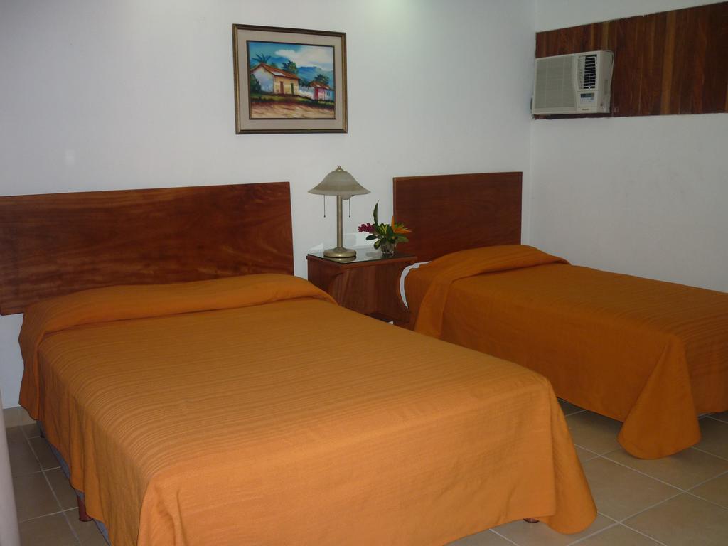 El Bramadero Hotel *